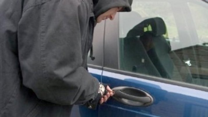 Hoţii care au înnebunit proprietarii de maşini din Kogălniceanu, reţinuţi